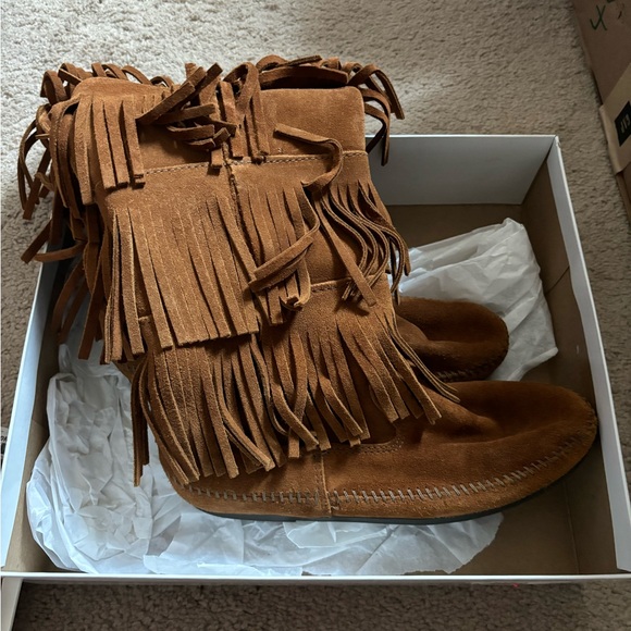 Minnetonka Moccasins in brown, size 9 - Picture 1 of 5
